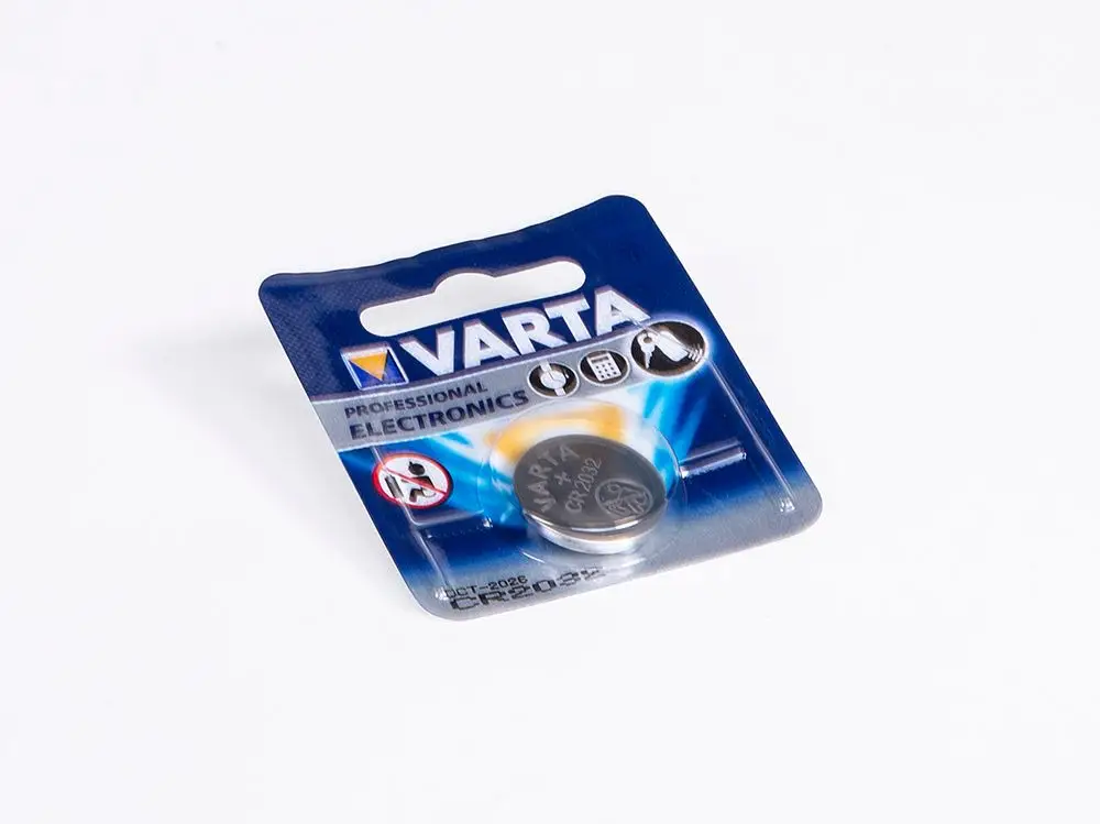 Varta-Ersatzbatterie in blauer Verpackung, geeignet für elektronische Geräte, auf einer weißen Unterlage. Die Marke Fränkische ist nicht sichtbar.